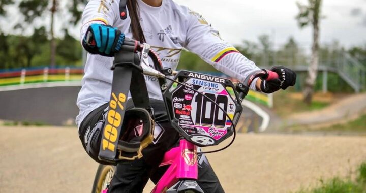 Mariana Pajón en el velódromo mientras considera su transición al ciclismo de pista.