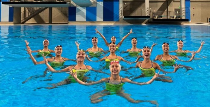 Delegación colombiana de natación artística compitiendo en el Campeonato PanAm Aquatics en Lima, Perú, agosto 2024