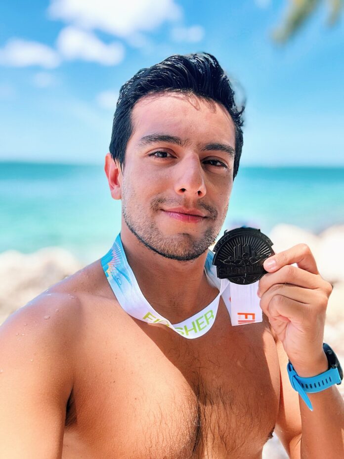 Jorge Iván del Valle, nadador colombiano especializado en aguas abiertas, durante una competencia en Estados Unidos, donde logró completar la Triple Corona de natación. Su historia es un ejemplo de perseverancia y lucha contra la corrupción en el deporte colombiano.