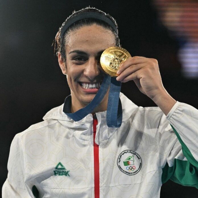 Imane Khelif, boxeadora argelina y medallista olímpica, denunciando ciberacoso agravado en París 2024.