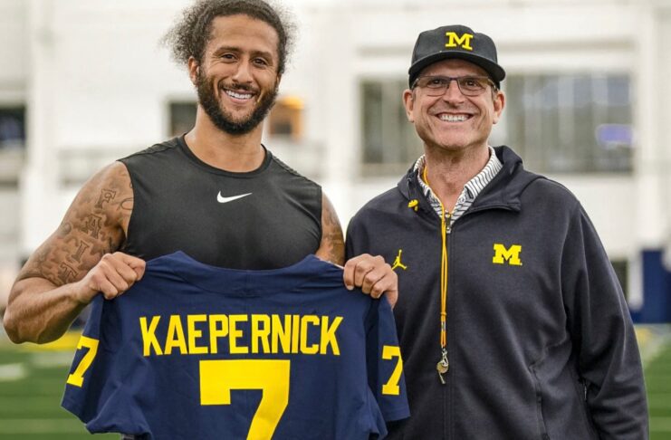 Colin Kaepernick vistiendo el uniforme de los 49ers en un partido, con la posibilidad de regresar a la NFL como entrenador bajo la invitación de Jim Harbaugh.