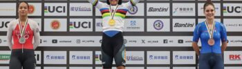 tefany Cuadrado levantando el trofeo y mostrando su medalla de oro tras ganar la prueba del keirin en Luoyang, China.