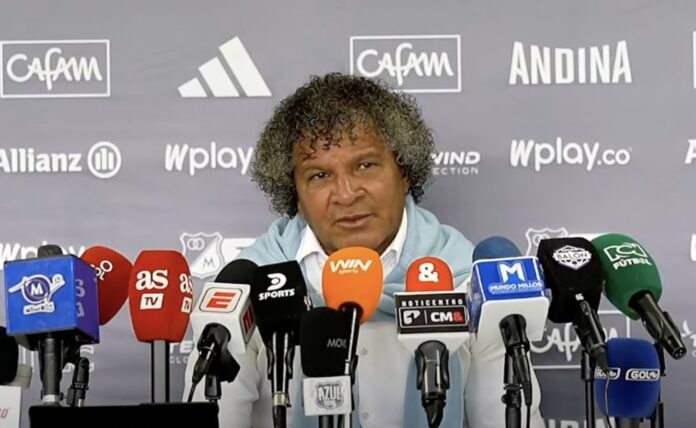 Alberto Gamero dirigiendo un entrenamiento de Millonarios, preparando al equipo para su próximo partido en la liga colombiana.