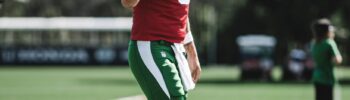 Aaron Rodgers durante una práctica con los New York Jets, preparándose para su regreso en la NFL