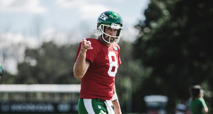 Aaron Rodgers durante una práctica con los New York Jets, preparándose para su regreso en la NFL