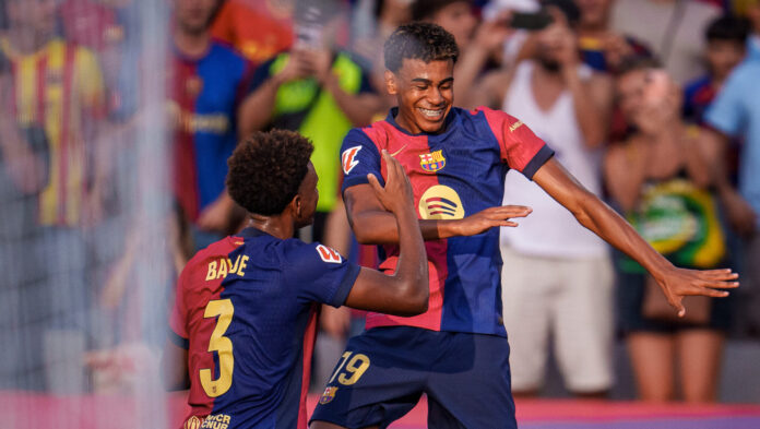 Jugadores del FC Barcelona celebran la victoria contra el Athletic Club en Montjuïc, destacando la importancia del triunfo en un momento de incertidumbre económica para el club.