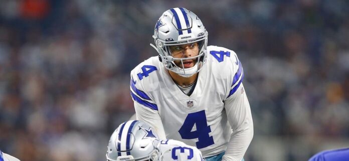 Dak Prescott en acción durante un partido de los Dallas Cowboys, 2024.