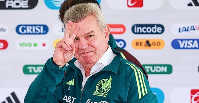 Javier Aguirre anunciando la lista de convocados para la Selección Nacional de México en rueda de prensa.