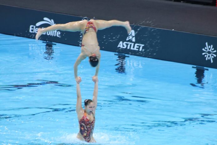 Atletas ejecutando una rutina de natación artística en el Mundial de Natación Artística Perú 2024