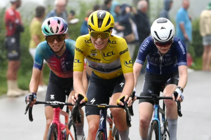 Blanka Vas cruzando la meta en la quinta etapa del Tour de Francia Femenino 2024, celebrando su victoria tras una intensa jornada marcada por la caída de Demi Vollering.