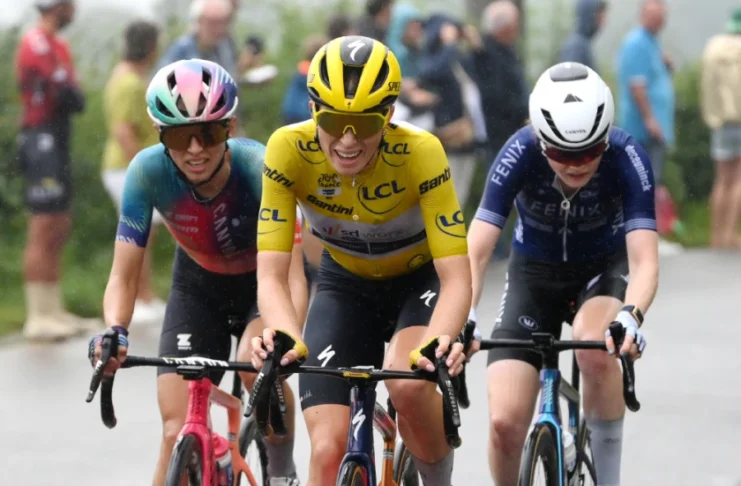 Blanka Vas cruzando la meta en la quinta etapa del Tour de Francia Femenino 2024, celebrando su victoria tras una intensa jornada marcada por la caída de Demi Vollering.