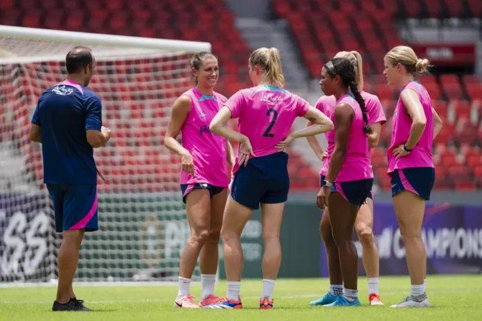 Landon Donovan en su primer entrenamiento como entrenador del San Diego Wave FC.