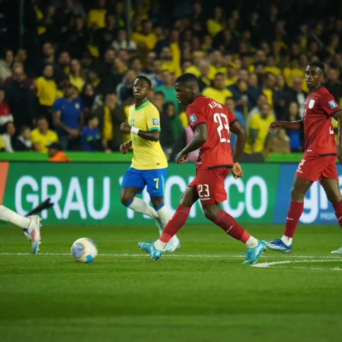 Rodrygo celebrando su gol para Brasil contra Ecuador en las eliminatorias sudamericanas del Mundial 2026.