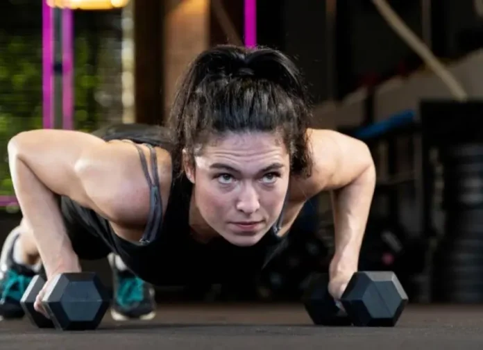 Atleta en gimnasio durante un reto de alta intensidad de CrossFit.