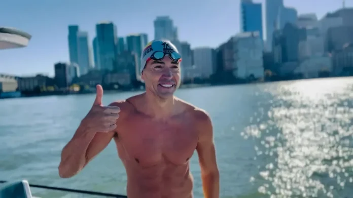 David Meca nadando en las aguas heladas de San Francisco, superando retos a sus 50 años.