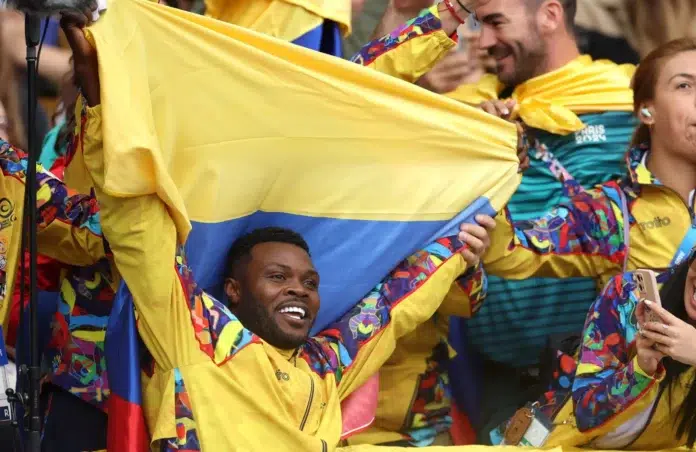 Delegación colombiana celebrando en los Juegos Paralímpicos de París 2024 tras obtener un récord de 28 medallas.