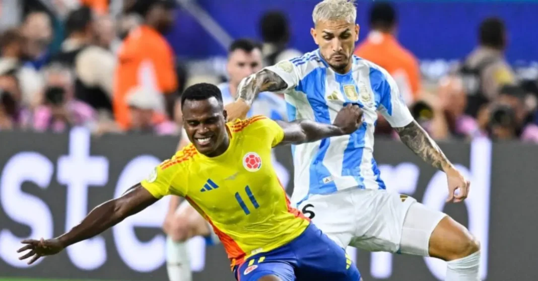 James Rodríguez en entrenamiento de la Selección Colombia, preparándose para el partido contra Argentina en el Estadio Metropolitano de Barranquilla.