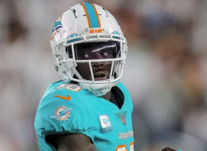 Tyreek Hill siendo esposado antes del debut de los Miami Dolphins en la NFL.