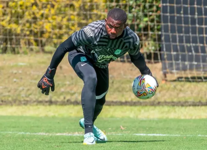 Jugadores de Atlético Nacional en la cancha, enfrentando críticas tras la reincorporación de futbolistas involucrados en actos de indisciplina.