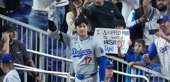 Shohei Ohtani celebrando su jonrón número 50 y su robo número 50 en un mismo partido.