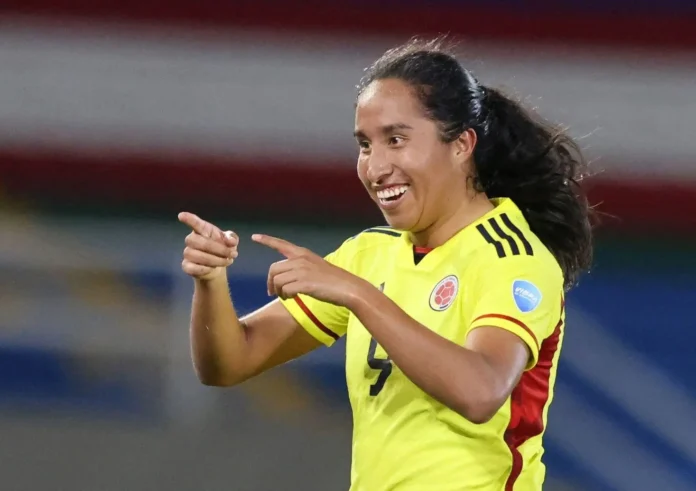 Mayra Ramírez en acción durante un partido con el Chelsea FC.