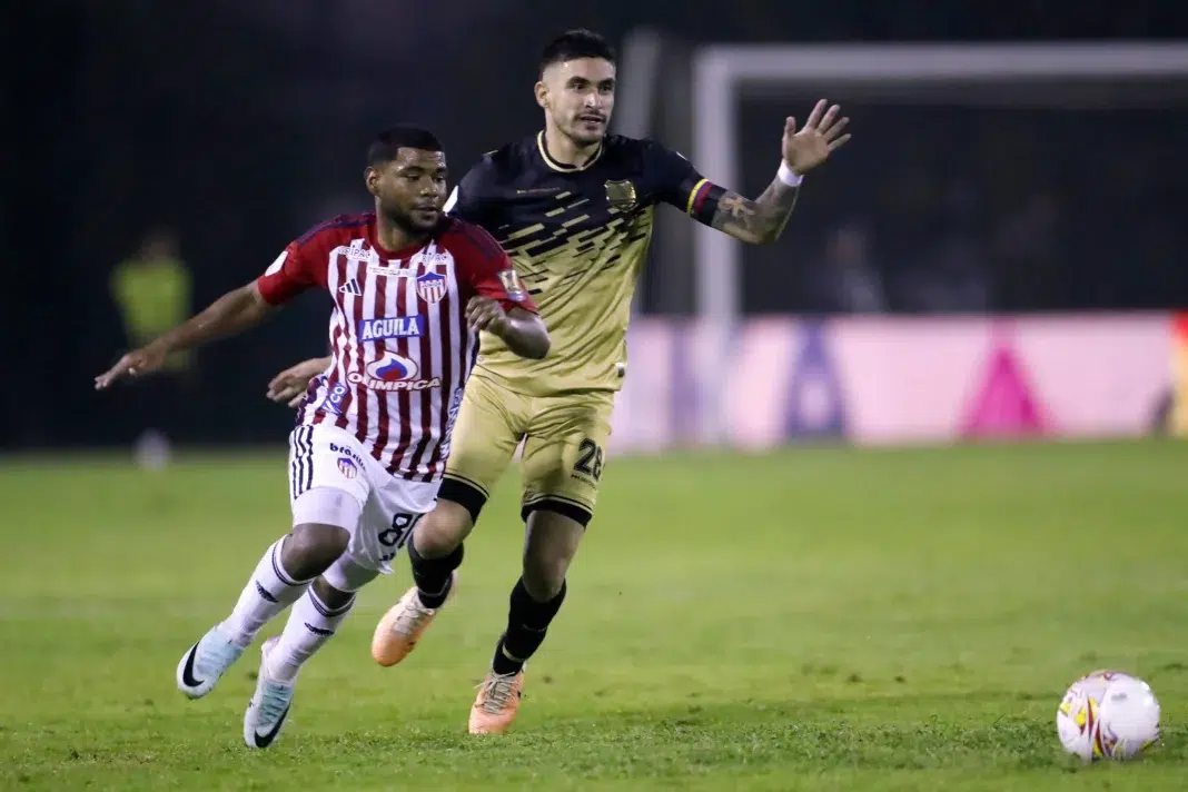 Jugadores de Junior de Barranquilla luchan por el balón durante el partido contra Águilas Doradas en el Estadio Metropolitano