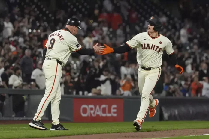 Matt Chapman firmando contrato con los Gigantes de San Francisco durante una conferencia de prensa.