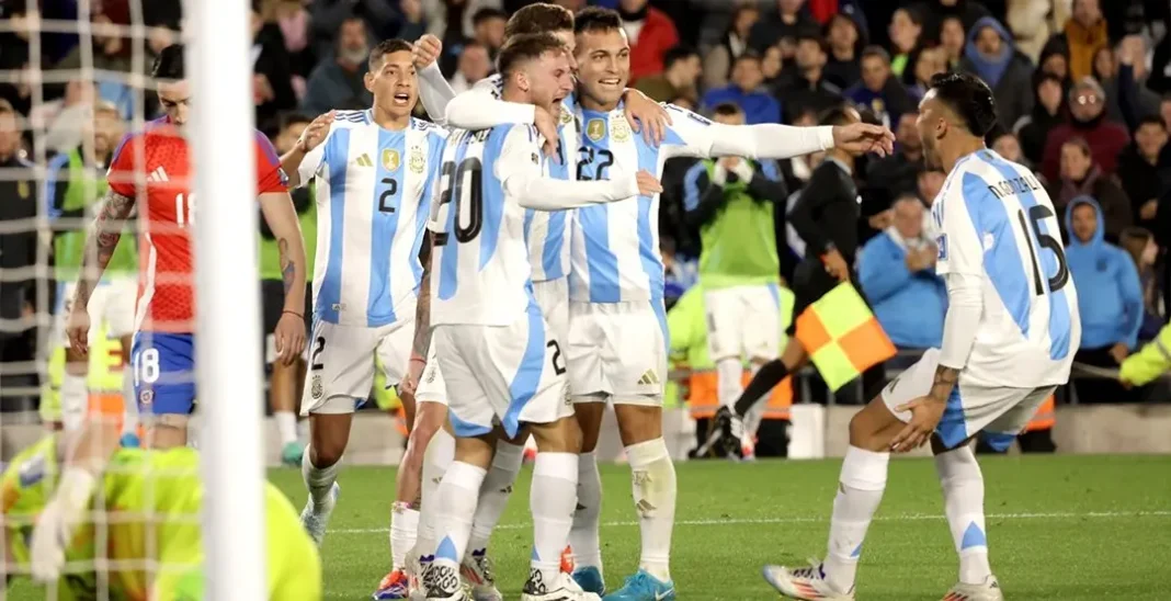 Jugadores de la selección argentina celebrando un gol en el Estadio Monumental durante las eliminatorias sudamericanas.