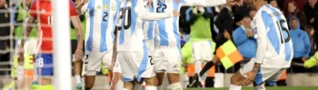 Jugadores de la selección argentina celebrando un gol en el Estadio Monumental durante las eliminatorias sudamericanas.