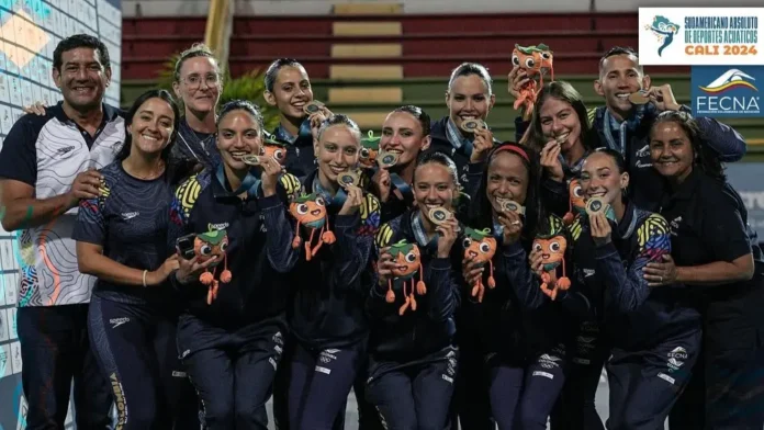 Deportistas colombianos celebrando con sus medallas en el Sudamericano de Deportes Acuáticos 2024 en Cali.