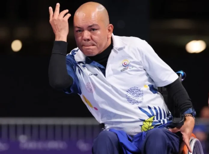 Edilson Chica compitiendo en boccia en los Juegos Paralímpicos de París 2024, luciendo concentración y determinación en la pista.