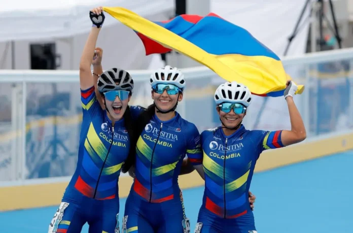 Patinadores colombianos celebrando victorias en el Campeonato Mundial de Patinaje en Italia.