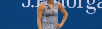 Yulia Putintseva ignorando a una recogepelotas mientras deja caer las bolas al suelo durante el partido del US Open.