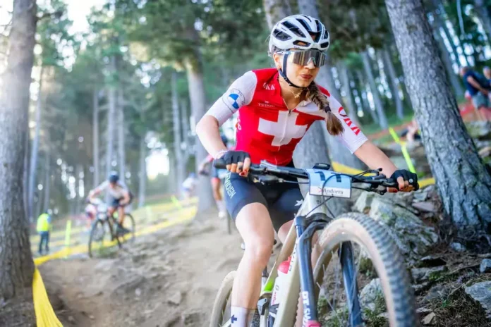 Muriel Furrer durante una competición de ciclismo, con un uniforme suizo en una prueba junior.