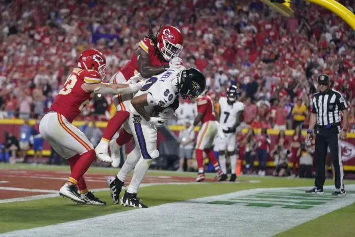 Kansas City Chiefs celebra su victoria sobre Baltimore Ravens en el partido inaugural de la NFL con récord de audiencia.