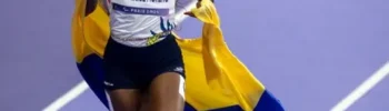 Karen Palomeque celebrando su victoria con la bandera de Colombia en los Juegos Paralímpicos de París 2024.