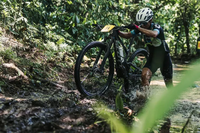 Adriana Rojas cruza la meta victoriosa en la Copa Colono de la Serie CR MTB en Guápiles.