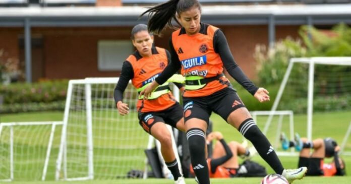 Imagen de Karla Viancha siendo atendida por los médicos tras sufrir una fuerte entrada durante el partido del Mundial Femenino Sub-20 entre Colombia y Australia.