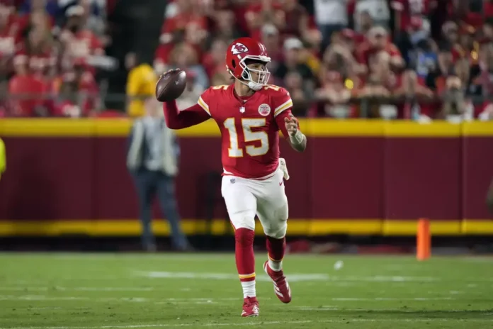 Patrick Mahomes liderando a los Kansas City Chiefs en su primer partido de la temporada 2024.