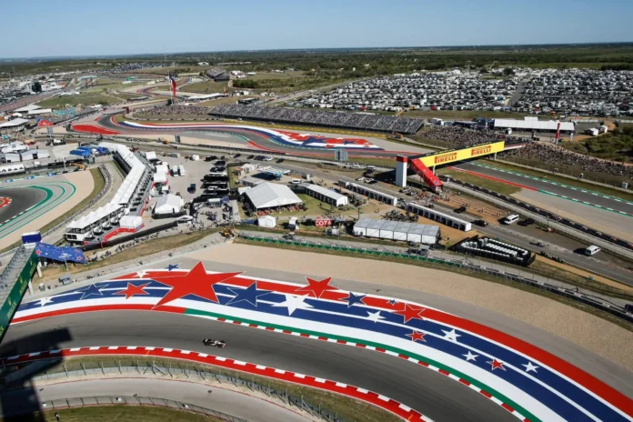 Imagen de un monoplaza de Fórmula 1 en plena curva del Circuito de las Américas durante el Gran Premio de Estados Unidos.