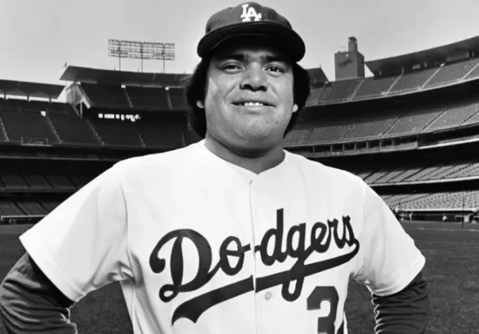 Fernando Valenzuela lanzando una de sus famosas curvas durante un juego con los Dodgers.