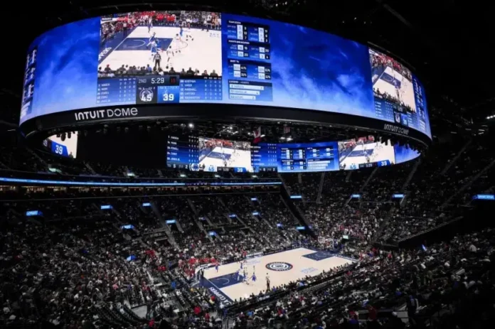 Vista del Intuit Dome, el nuevo hogar de los Clippers, con su innovadora pantalla LED y un público emocionado.