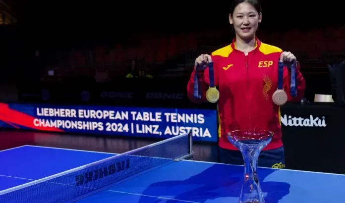 María Xiao celebra su doble medalla en el Campeonato Europeo de Linz 2024, un bronce en individual y un oro en dobles mixto.