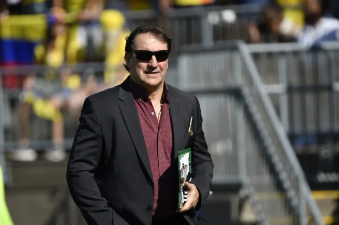 Néstor Lorenzo, entrenador de la Selección Colombia, dirigiendo a su equipo en un partido internacional.