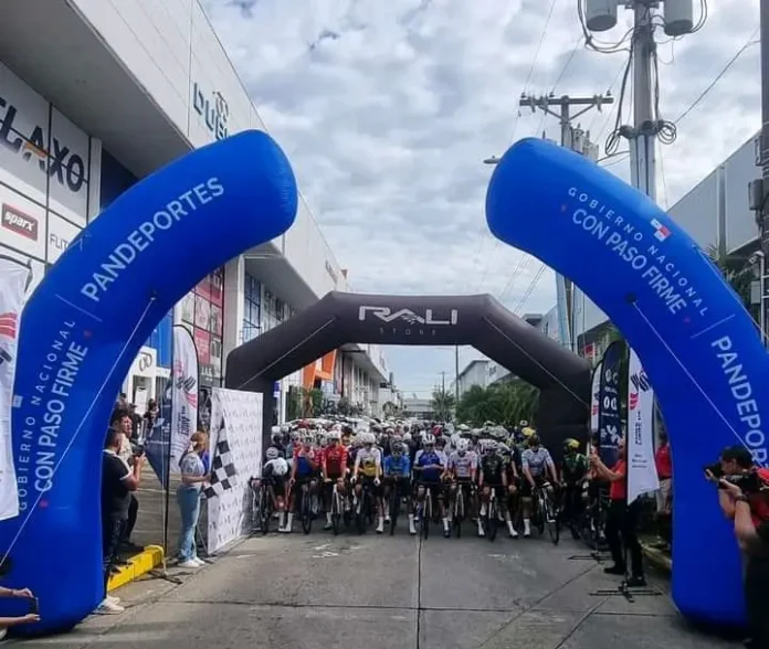 Gabriel Rojas liderando la tercera etapa del Tour de Panamá 2024, cruzando la meta como el vencedor.