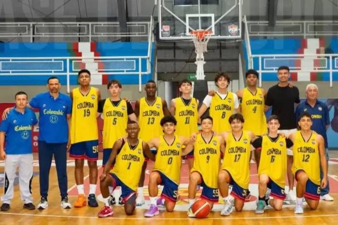 Jugadores de la selección colombiana sub-15 listos para el debut en el Campeonato Sudamericano de Baloncesto en Pasaje, Ecuador.