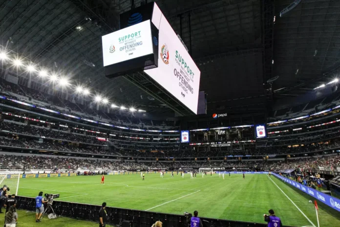 Aficionados en un estadio de Guadalajara mostrando su pasión por el fútbol, en un ambiente festivo y cultural.