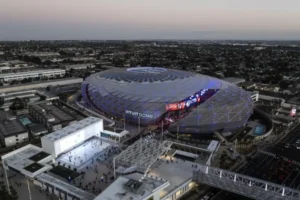 Vista del Intuit Dome, el nuevo hogar de los Clippers, con su innovadora pantalla LED y un público emocionado.