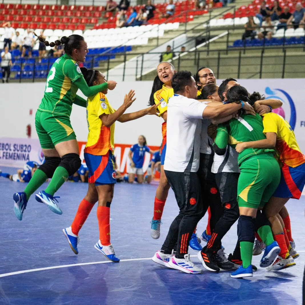 Selección Colombia Femenina Sub-20 celebrando el campeonato sudamericano de futsal.