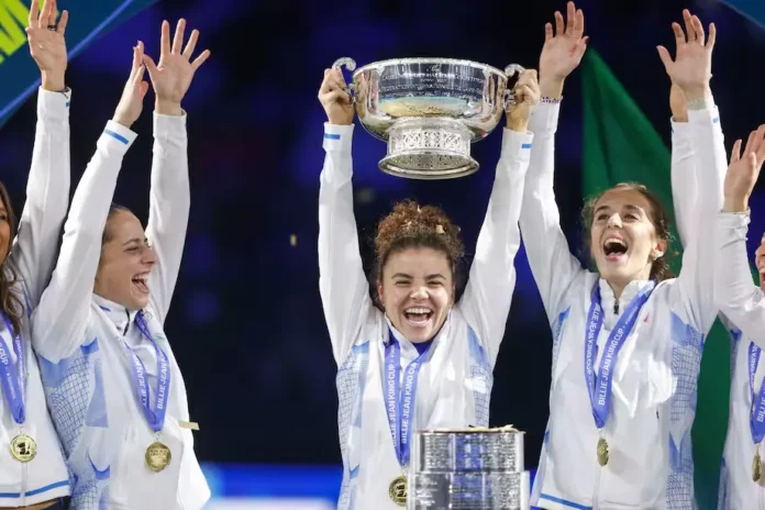 Celebración del equipo femenino de Italia tras su victoria en la Copa Billie Jean King 2024.